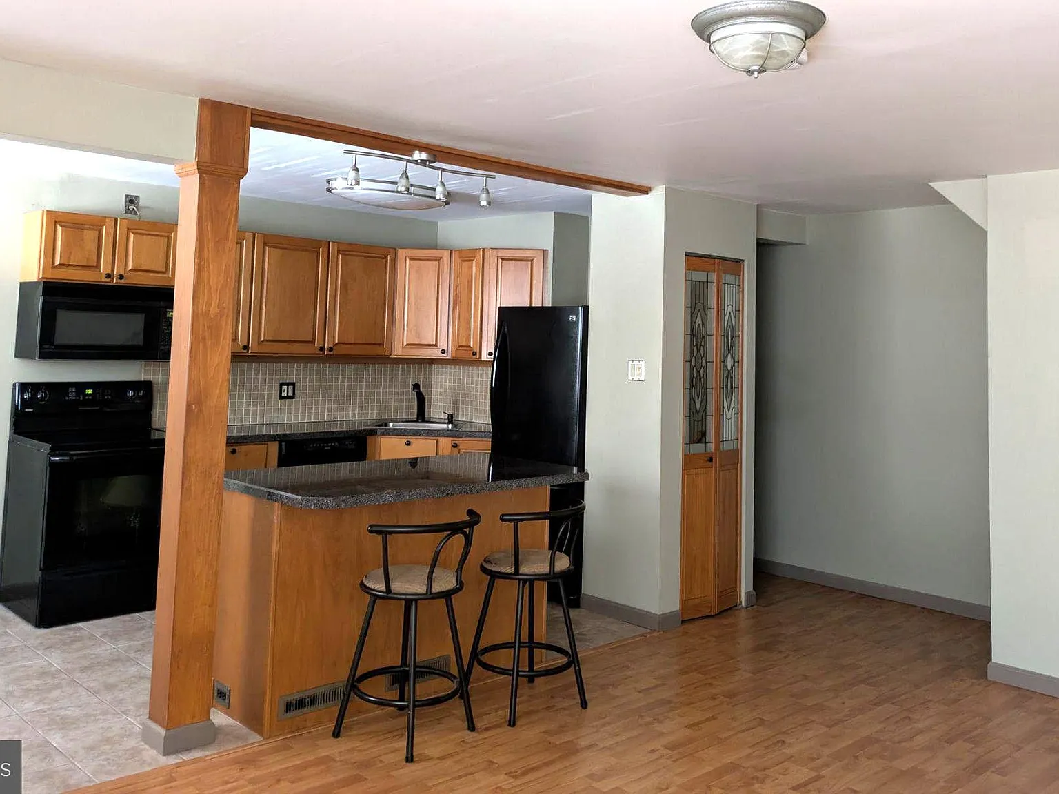 2 bed, 1.5 bath, 1300 sqft, $1,900 — Photo 4
