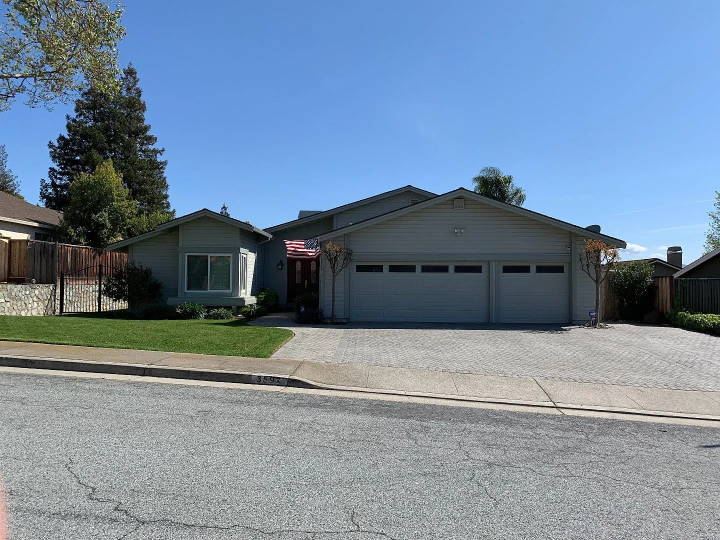 3592 Slopeview Dr photo 1