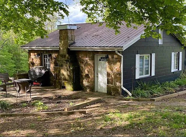 110 Andrews Ln — Photo 2