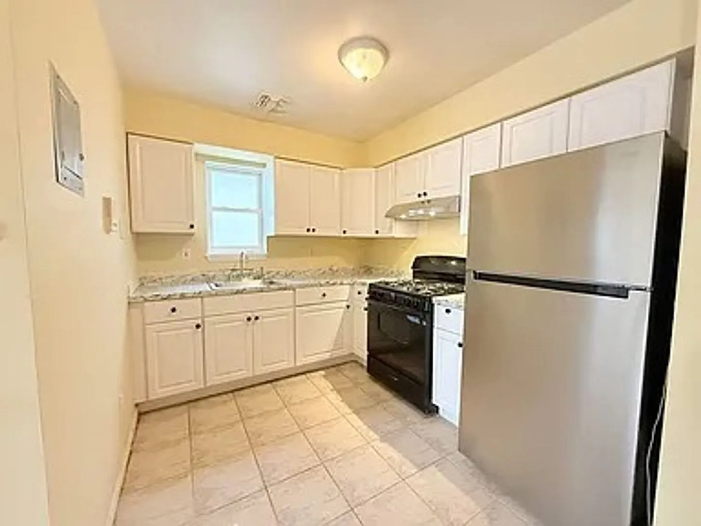 Available now in Woodlawn Ave — Photo 3