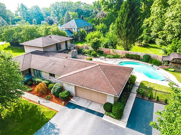 2nd image of 2202 S Hillcrest Dr