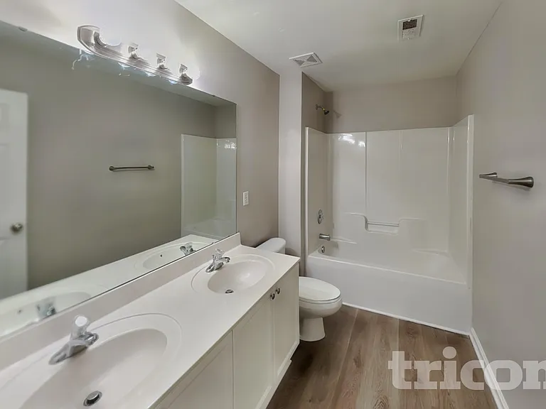 1002 Hollingdale Ct — Photo 15