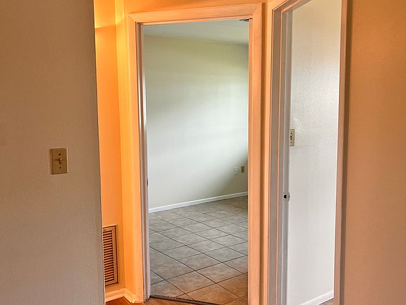 4th image of 1 Manor Ct APT A