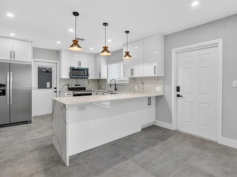 1320 SE 10th St — Photo 2
