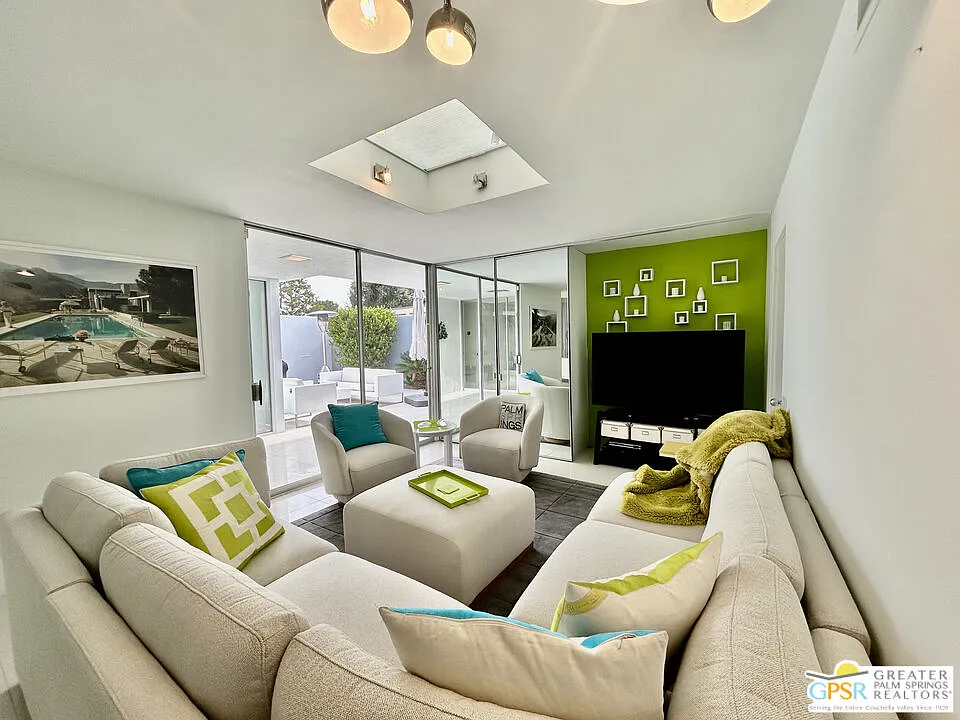 2 bed, 2.0 bath, 1965 sqft, $8,000 — Photo 3