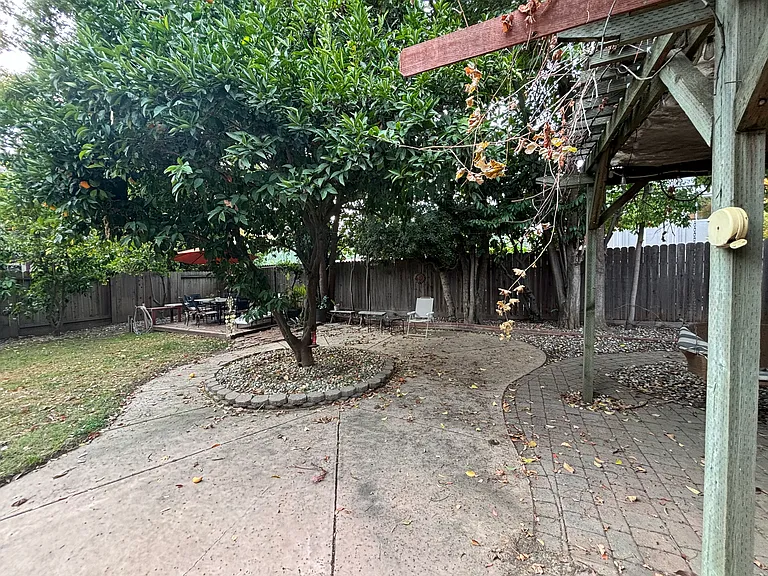 1114 Castro Way — Photo 32