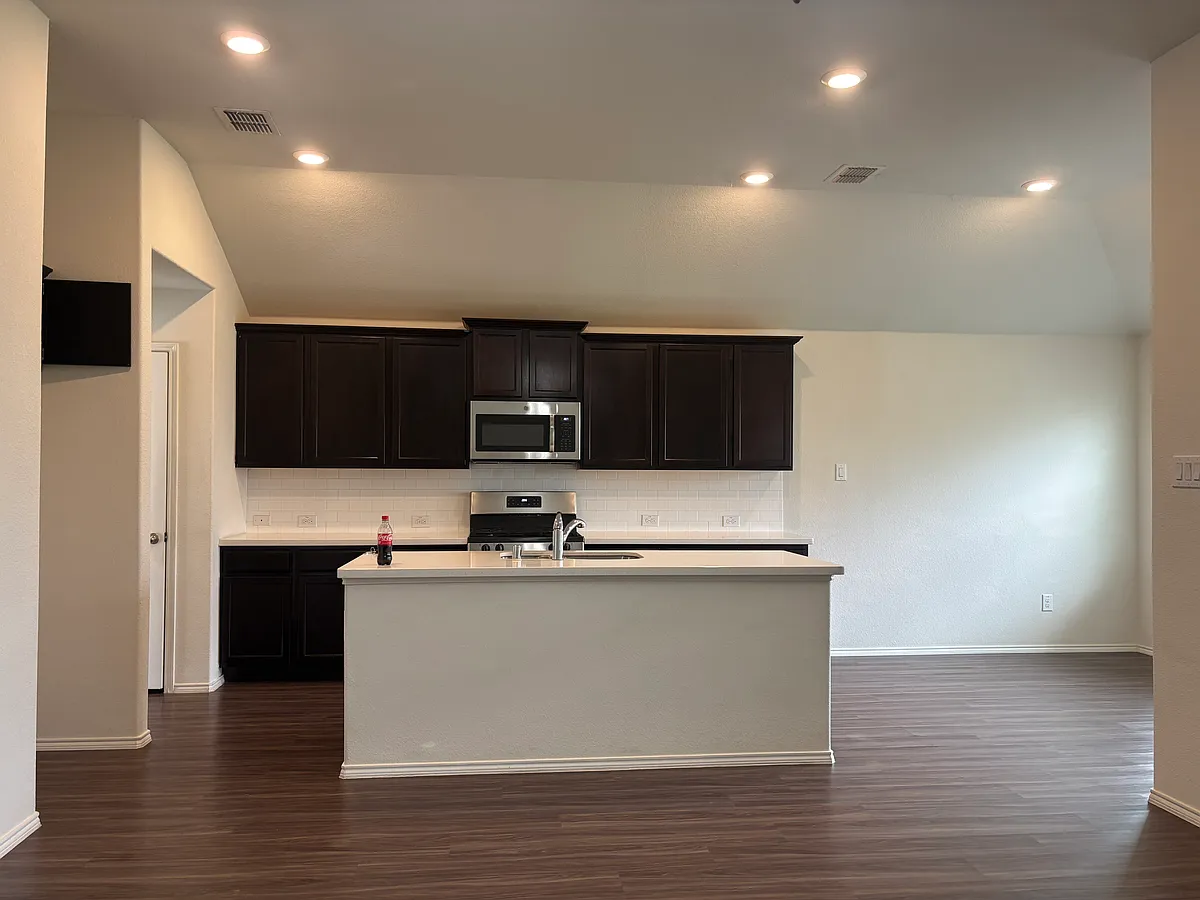 Building Photo - 2065 Alamandine Ave