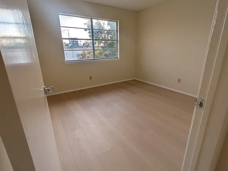 2902 Meadow Park Dr — Photo 6
