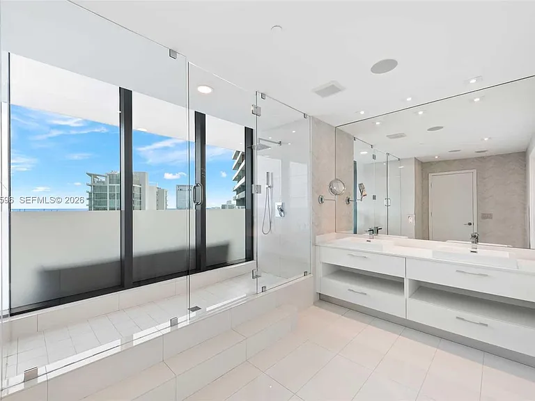 650 NE 32nd St #Penthouse 5201 — Photo 17