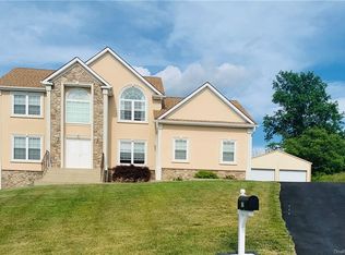 17 Trotter Ln, Rock Tavern, NY 12575