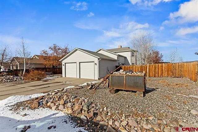 3 bed, 1902 sqft, $2,700 — Photo 2