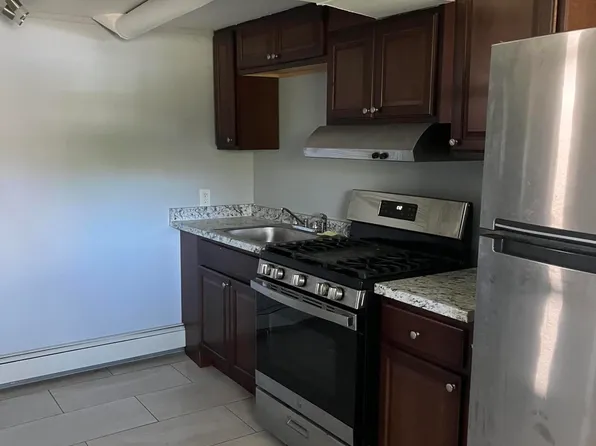 140 Main St, Helmetta, NJ 08828