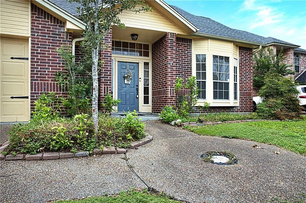 3 bed, 2.5 bath, 1716 sqft, $2,150 — Photo 3