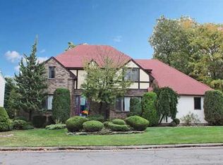 4 Rainbow Ct, Edison, NJ 08820