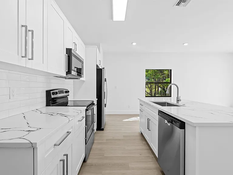 2810 NW 7th St — Photo 15