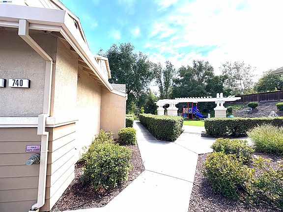 3rd image of 740 Sutter Creek Ln