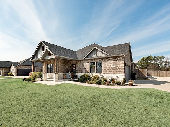 3rd image of 327 Lovers Ln