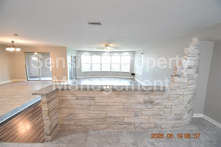 3 bed, 2461 sqft, $3,295 — Photo 3