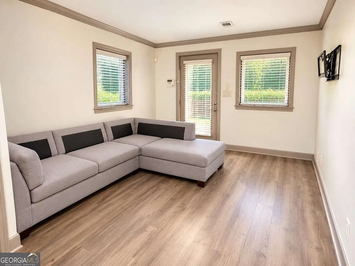 2 bed, 1.0 bath, $1,550 — Photo 2