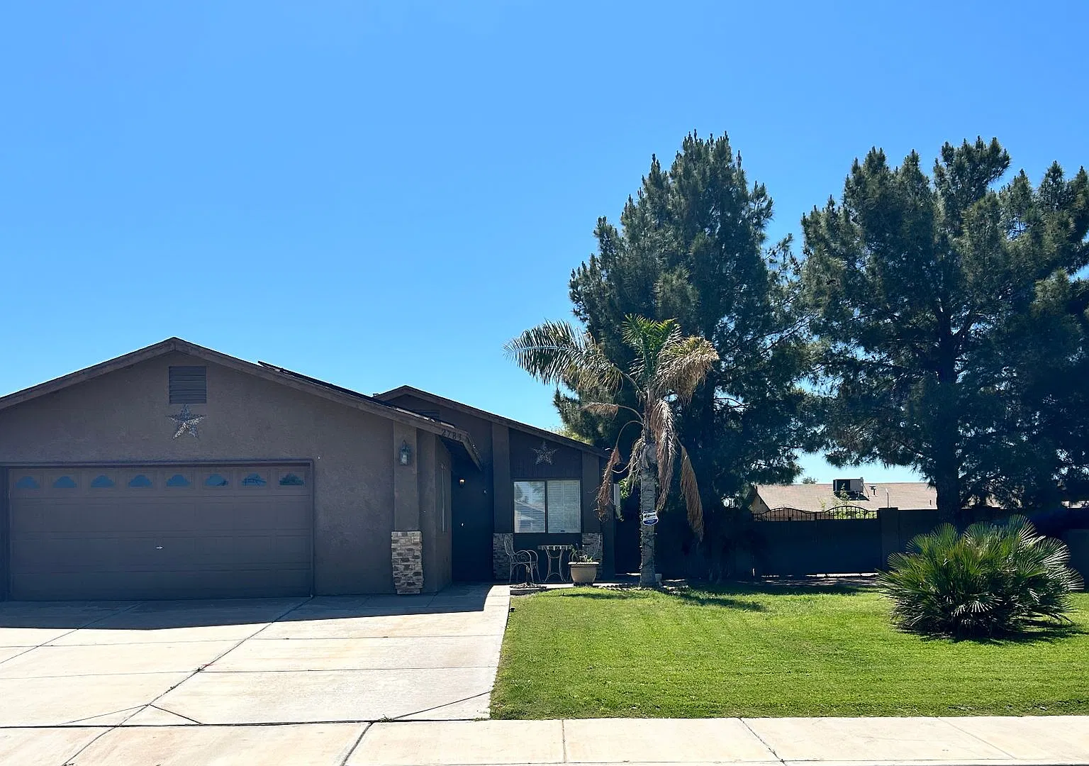 Charming 3-Bedroom Home with Wood Flooring and Large Yard in Yuma — Photo 1