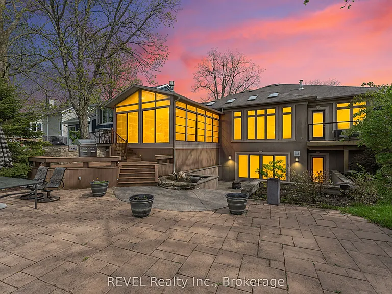 661 Clarence St — Photo 49
