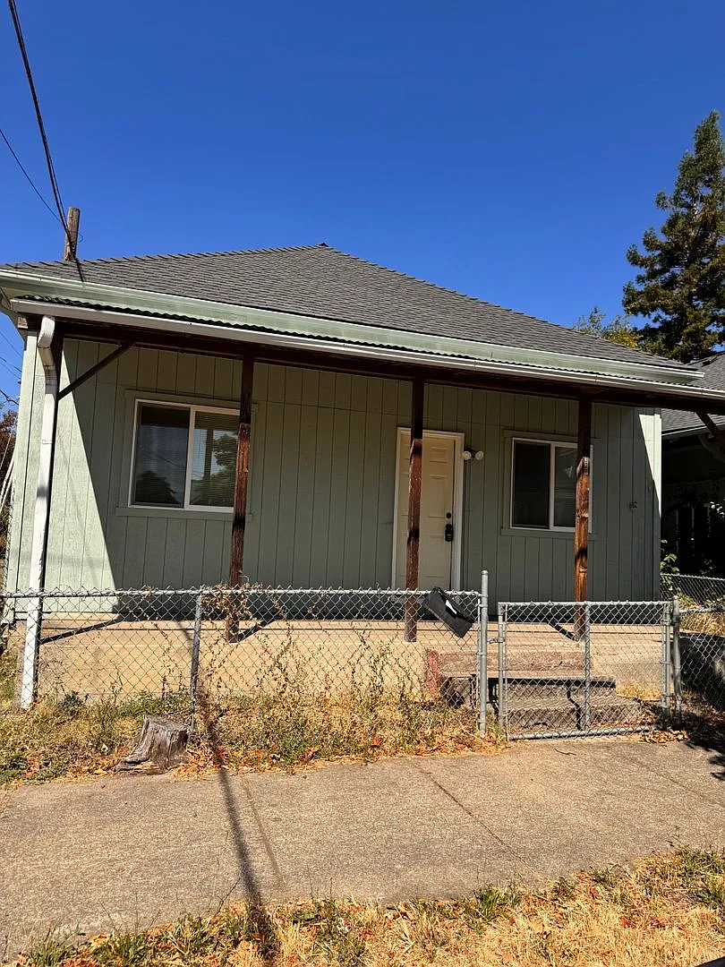 2 Bedroom House in SE Roseburg — Photo 1