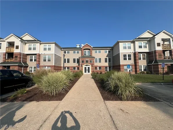 23002 Chandlers Ln APT 337, Olmsted Falls, OH 44138