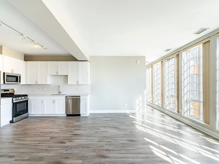 The Residence at the Glen Town Center — Photo 10