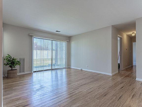 4th image of 940 Surrey Dr
