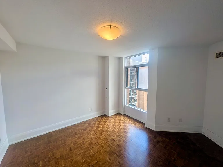55 Charles St W — Photo 38