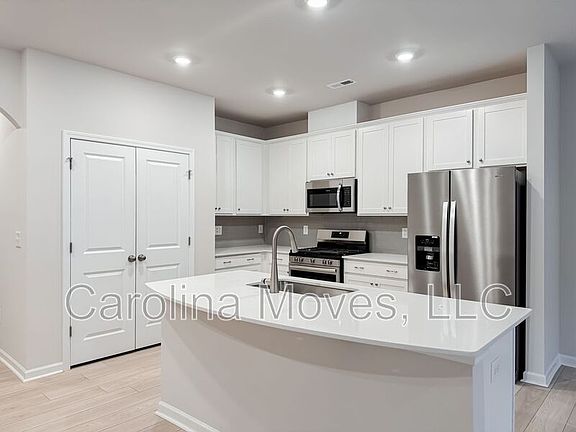 5th image of 1124 Charlotte Hill St