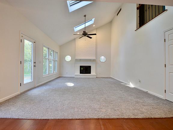5th image of 25 Northfield Dr