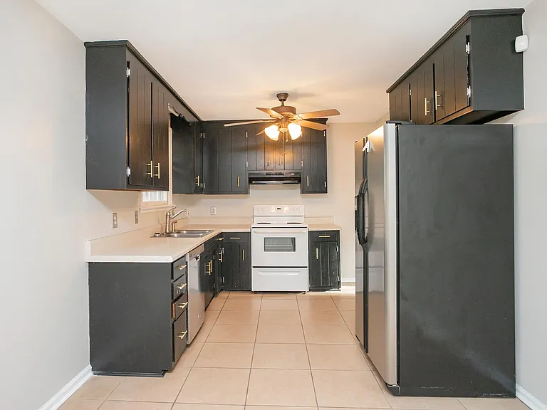 610 Ashley Ct — Photo 20