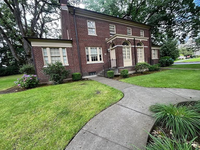 400 Hathaway Rd — Photo 2
