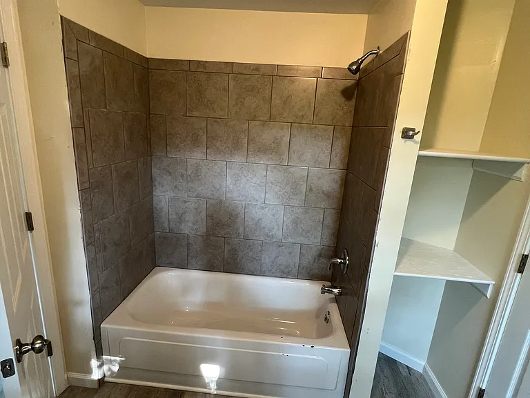 105 Lancaster Ct — Photo 12