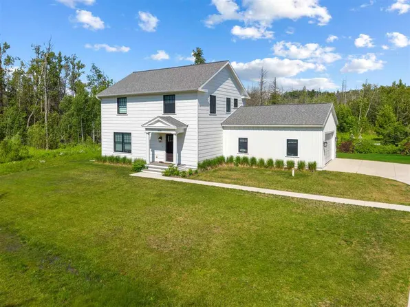 1056 Woodridge Dr, Petoskey, MI 49770