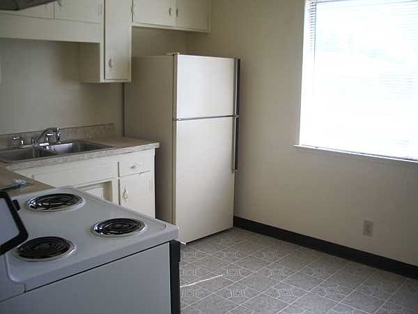 2nd image of 3248 Williamsburg Dr APT 2