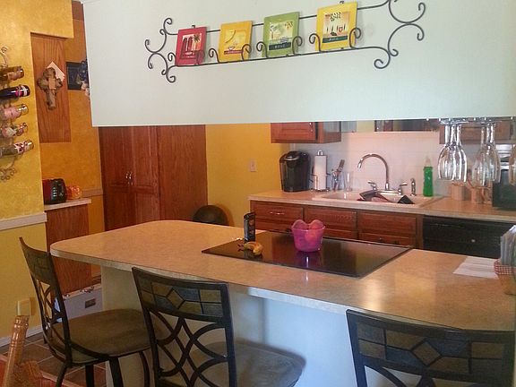 Kitchen peninsula with seati