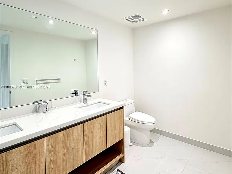 9901 E Bay Harbor Dr #505 — Photo 15