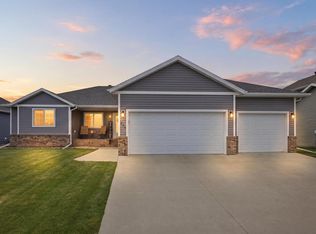 219 6th St E, Horace, ND 58047