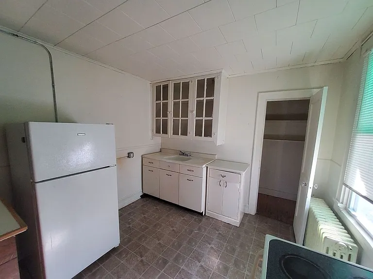 585 Arthur St — Photo 3