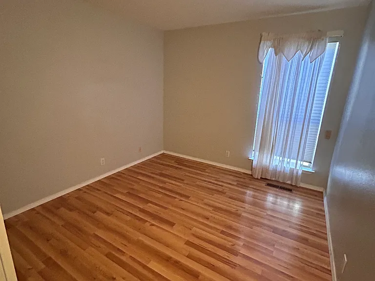 7921 Woodleaf Dr NE — Photo 8