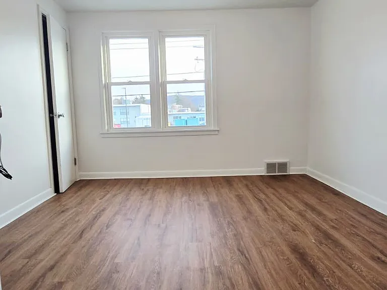 725 Dickson St — Photo 12