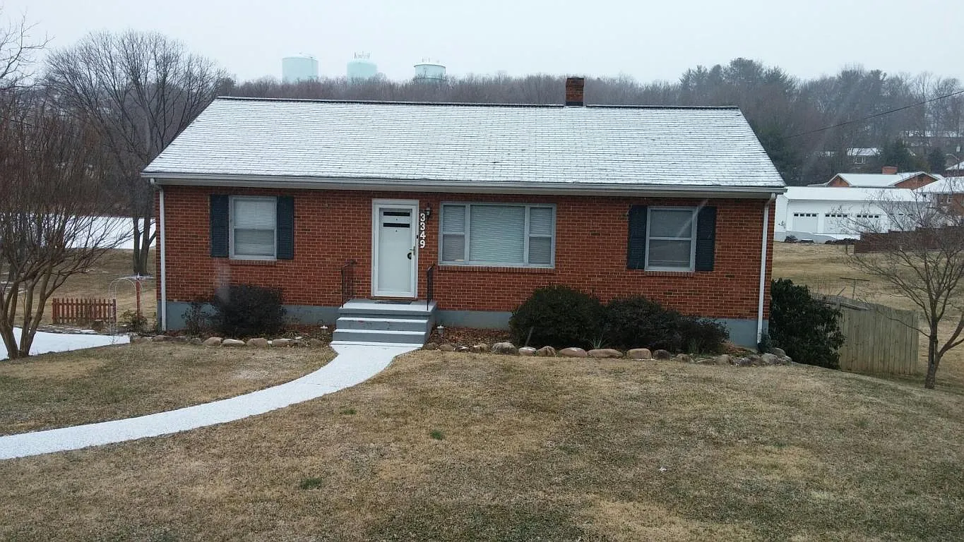 3349 Colonial Ave SW photo 1
