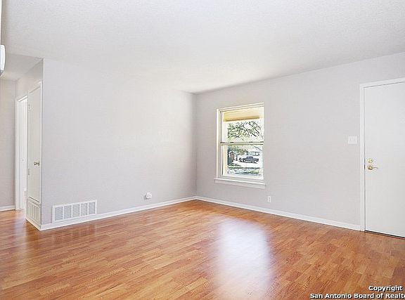 5th image of 115 Woodview Dr