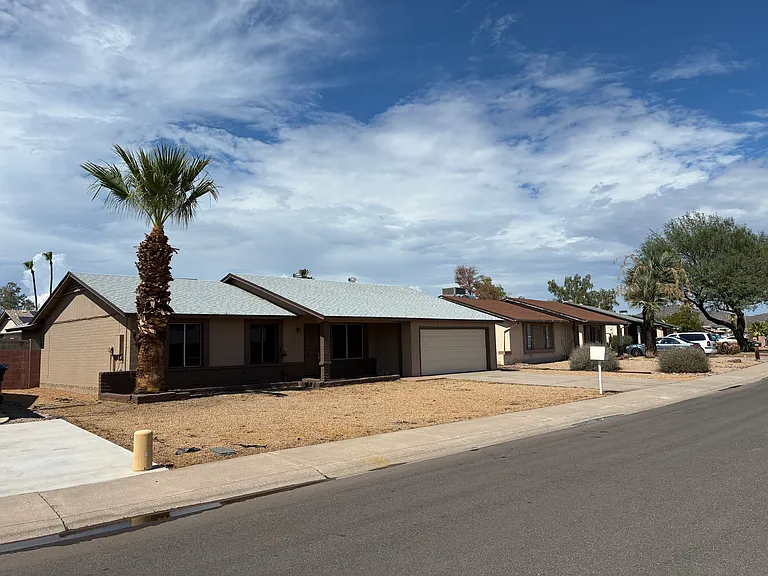 602 W Wickieup Ln — Photo 3