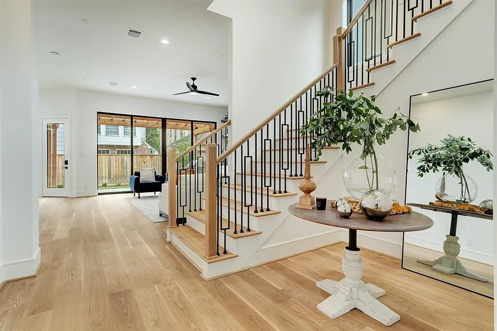 4 bed, 4.0 bath, 3696 sqft, $15,000 — Photo 4