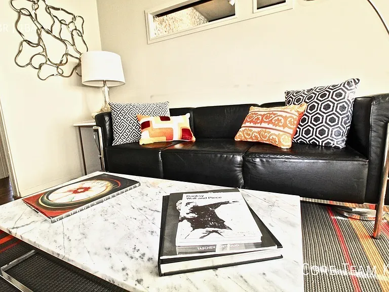 1020 W 44th St #6 — Photo 12