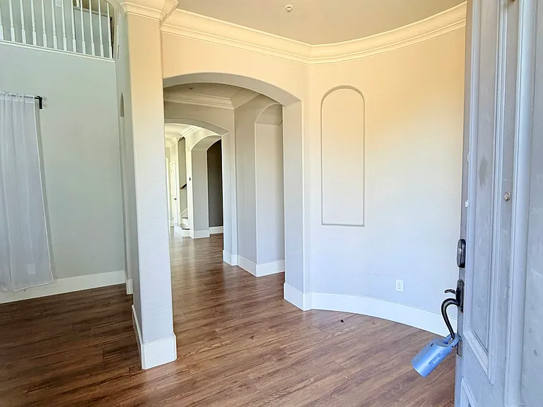 850 Monterey Ct — Photo 2