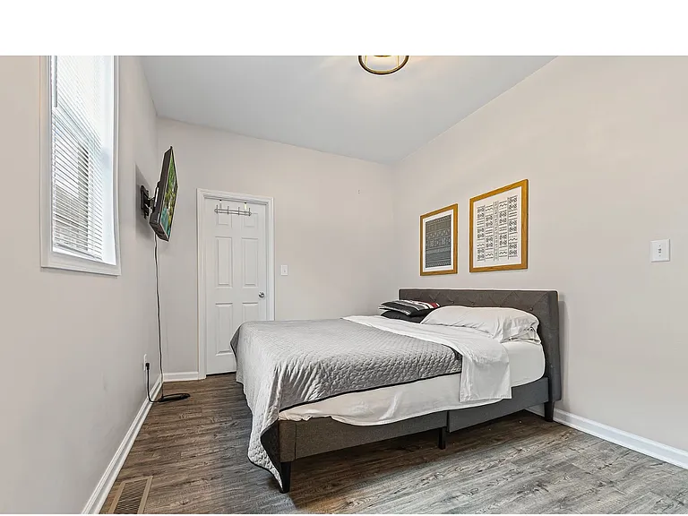1148 Lexington Ave — Photo 4